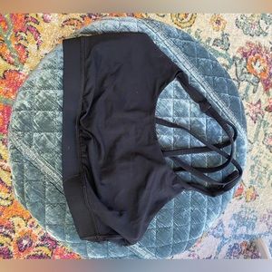 Black lululemon sports bra in EUC 🌟